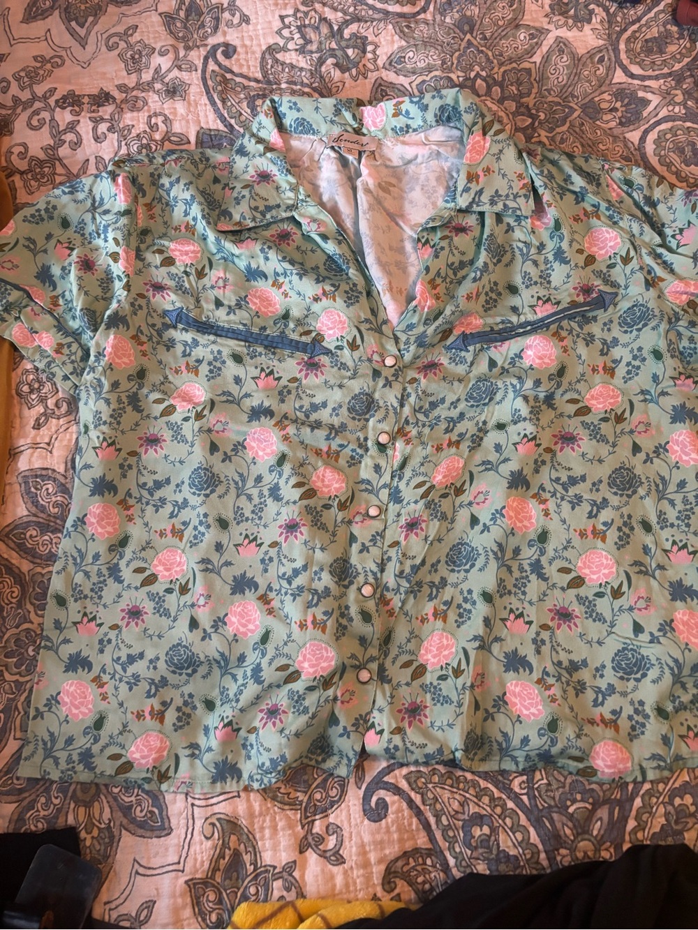 Sendero size XL Floral Short-Sleeve Button-Up Top in Mint with Pink Roses